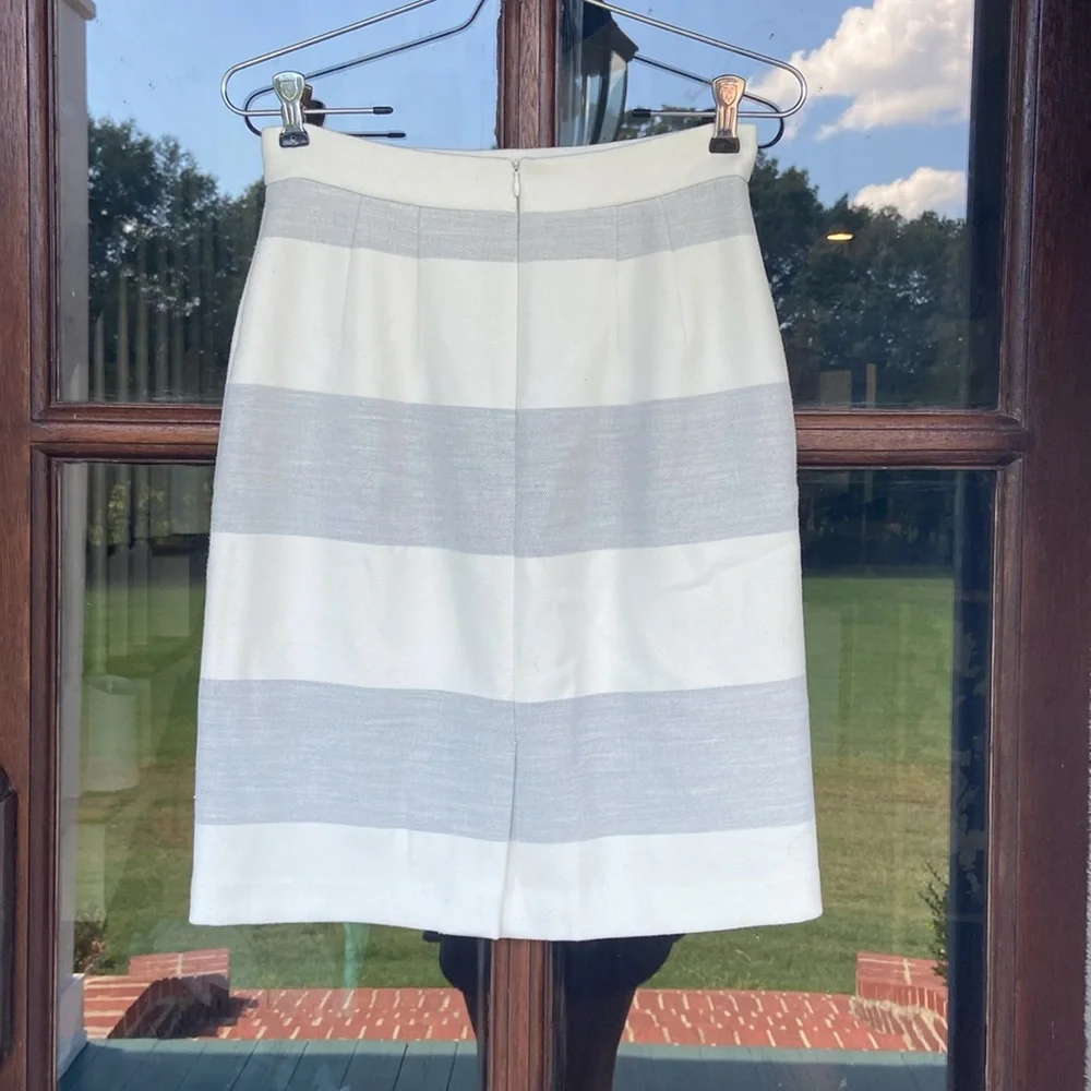 J. McLaughlin ivory‎ & gray striped skirt! Size 0
